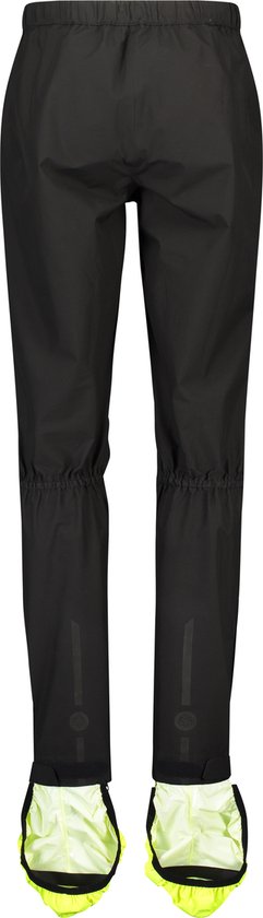Achterkant van een zwarte AGU regenbroek met gele overschoenen. Met reflecterende details.