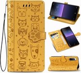 Voor Sony Xperia 1 II Leuke Kat en Hond Reliëf Horizontale Flip Leren Case met Beugel / Kaartsleuf / Portemonnee / Lanyard (Geel)