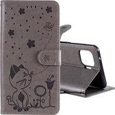 Voor OPPO F17 Pro / Reno4 Lite Cat Bee Embossing Pattern Schokbestendige horizontale flip lederen tas met houder & kaartsleuven & portemonnee (grijs)