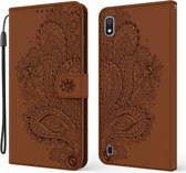 Voor Samsung Galaxy A10 / M10 Pauw Reliëfpatroon Horizontale Flip Leren Case met Houder & Kaartsleuven & Portemonnee & Lanyard (Bruin)