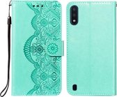 Voor Samsung Galaxy A01 Flower Vine Embossing Pattern Horizontale Flip Leather Case met Card Slot & Holder & Wallet & Lanyard (Green)