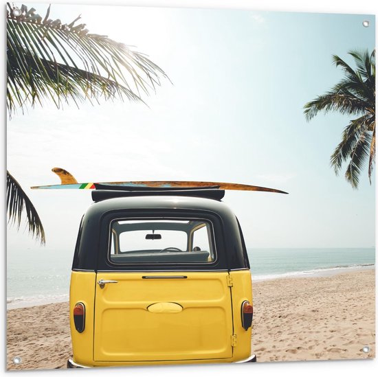 Tuinposter – Hippiebus met Surfplank op Strand - 100x100cm Foto op Tuinposter  (wanddecoratie voor buiten en binnen)