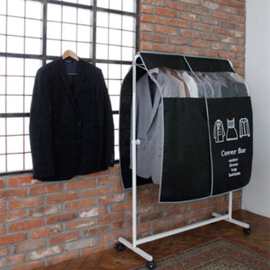 Zwarte kledinghoes met transparant venster, met afbeeldingen van kledingstukken en de tekst 'Cover for outer dress top bottom'.