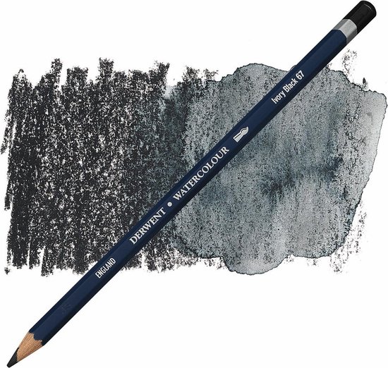 Donkerblauwe Derwent Watercolour potlood met "Ivory Black 67" opdruk, met een uitgestreken veeg en waterverfeffect in grijszwart.