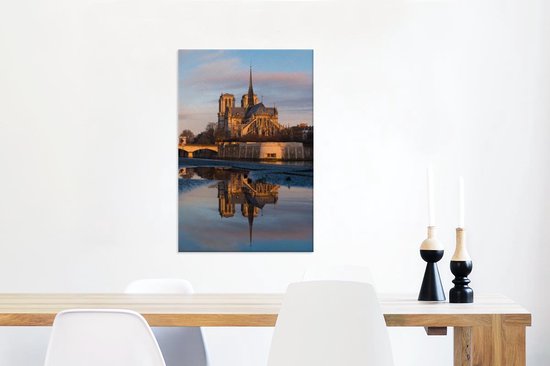 Canvas Schilderij De Notre Dame kathedraal weerspiegelt in het water in Parijs - 40x60 cm - Wanddecoratie