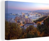 Canvas Schilderij Schemerige foto van Málaga skyline en verlichte Spaanse haven - 30x20 cm - Wanddecoratie