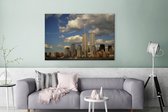 Canvas schilderij 140x90 cm - Wanddecoratie Wolken omringen het World trade center in New York - Muurdecoratie woonkamer - Slaapkamer decoratie - Kamer accessoires - Schilderijen