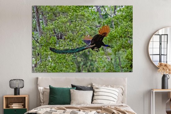 Paon coloré vole à travers les bois Toile 180x120 cm - Tirage photo sur toile (Décoration murale salon / chambre) XXL / Groot format!