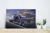 Canvas Schilderij Paars gekleurde Vrachtwagen - 30x20 cm - Wanddecoratie