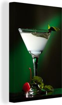 Canvas Schilderij Martini-cocktail met muntblad op een groene achtergrond - 40x60 cm - Wanddecoratie