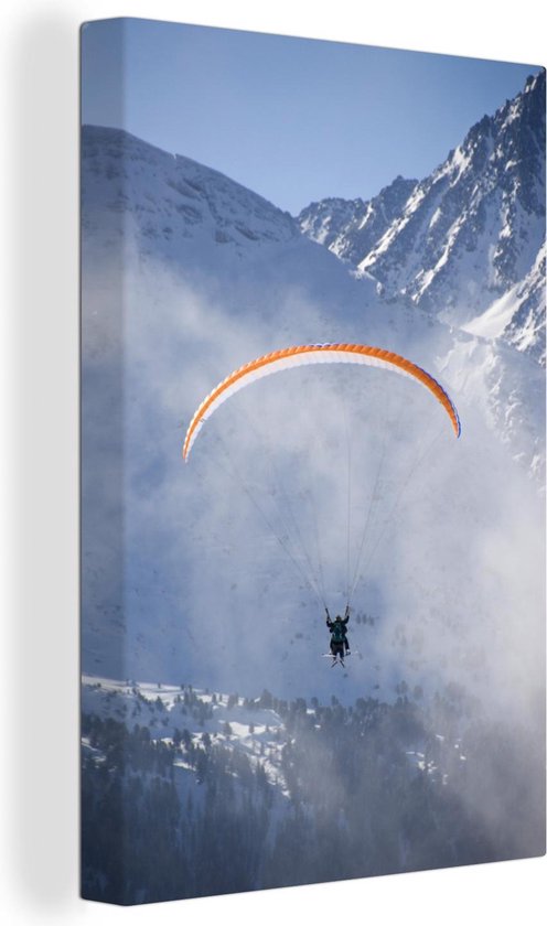 Canvas Schilderij Twee paragliders met ski's aan één parachute in de bergen - 60x90 cm - Wanddecoratie