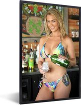 Fotolijst incl. Poster - Een blonde vrouw met een kleurrijke bikini - 20x30 cm - Posterlijst