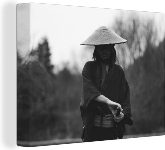 Canvas Schilderij Zwart-wit foto van een samoerai die naar zijn zwaard grijpt - 80x60 cm - Wanddecoratie