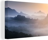 Canvas Schilderij Mist trekt tussen de bergtoppen door - 90x60 cm - Wanddecoratie