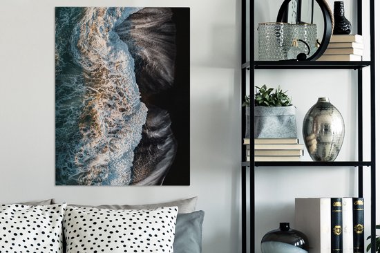 Photo aérienne d'une plage de sable noir avec des vagues saisissantes 60x80 cm - Tirage photo sur toile (Décoration murale salon / chambre) / Mer et plage