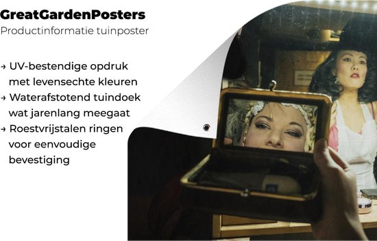 Des artistes burlesques se préparent dans les coulisses pour une affiche de jardin en vrac