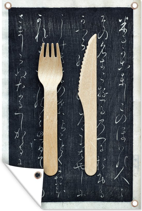 Une fourchette et un couteau en bois posés sur une assiette craie noire, simple mais élégant 60x90 cm