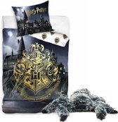 Harry Potter Zweinstein Golden Logo- Dekbedovertrek - Eenpersoons - 140x200 cm -katoen- kussen 65x65cm, incl. pluche zwarte Spin 18cm, Aragog