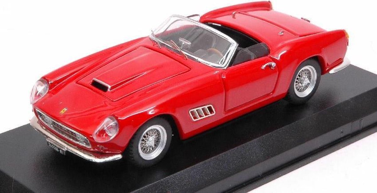 De 1:43 Diecast Modelcar van de Ferrari 250 California Spider van 1957 in Red. De fabrikant van het schaalmodel is Art-Model. Dit model is alleen online verkrijgbaar