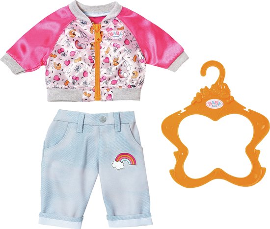 Roze jasje met print en gele rits. Een lichtblauwe spijkerbroek met regenboogpatch en een oranje kledinghanger.