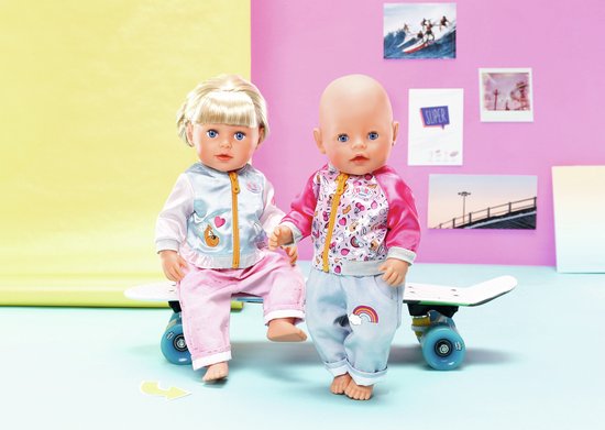 Twee BABY born poppen op een skateboard. Eén draagt een lichtblauw jasje met roze mouwen en een roze broek. De ander draagt een roze jasje en een lichtblauwe broek met regenboog.