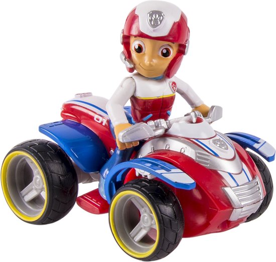 Ryder met zijn rode, witte en blauwe ATV, met gele accenten op de velgen.