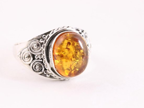 Bewerkte zilveren ring met amber - maat 16