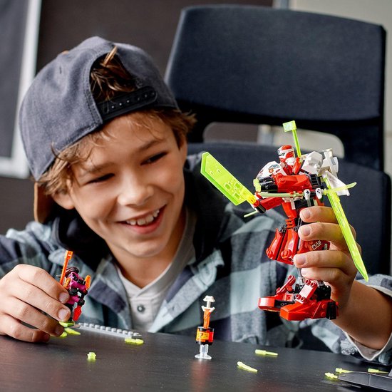 Kind bouwt en speelt met de rode Kai's Mech Jet en de roze minifiguur van Richie.