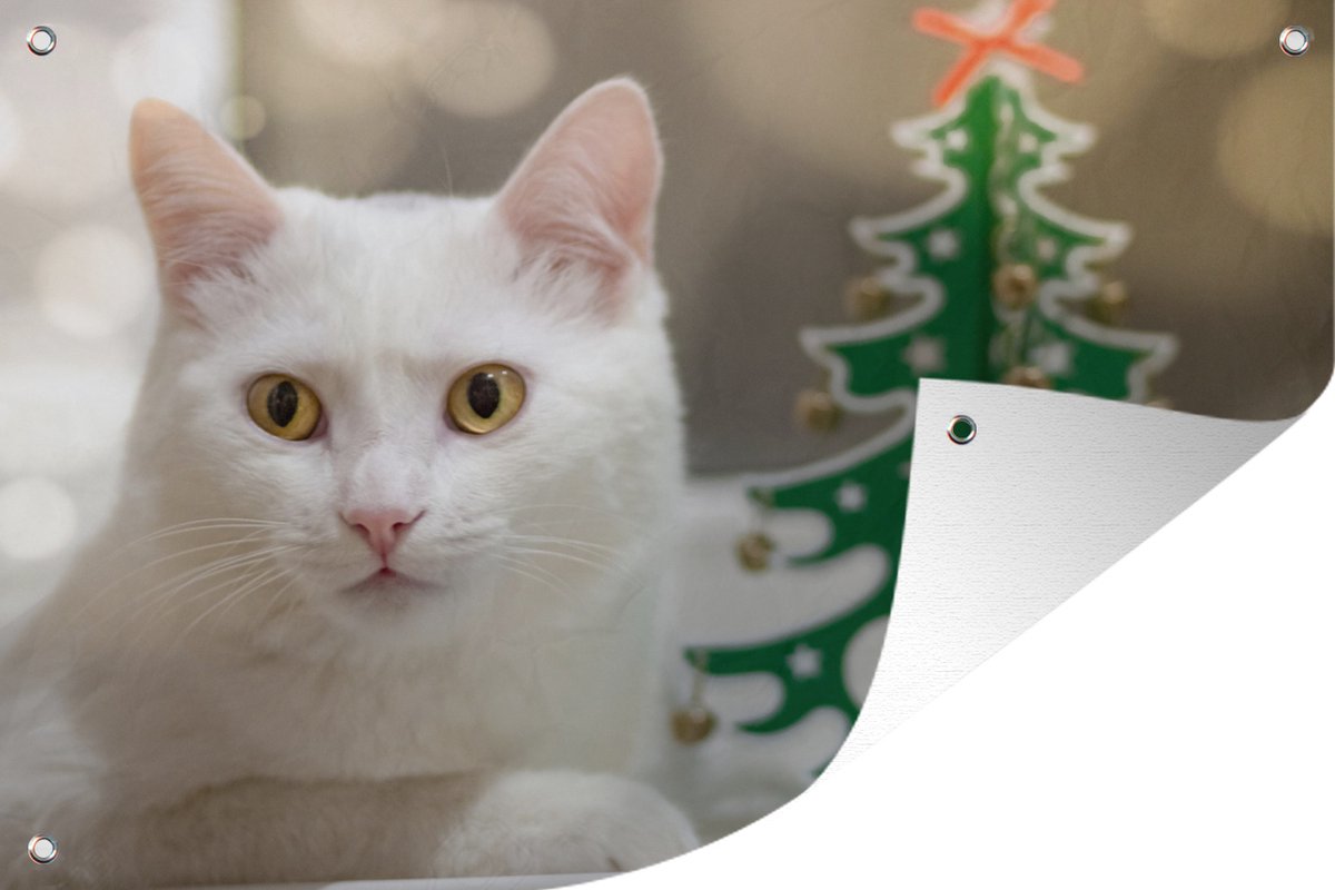Muurdecoratie Witte kat ligt naast een papieren kerstboom - 180x120 cm - Tuinposter - Tuindoek - Buitenposter