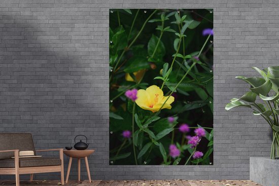 Tuinposter 120x180 cm - Tuindecoratie Teunis bloem tussen de groene planten - Poster voor in de tuin - Buiten decoratie - Schutting tuinschilderij - Tuindoek muurdecoratie - Wanddecoratie balkondoek