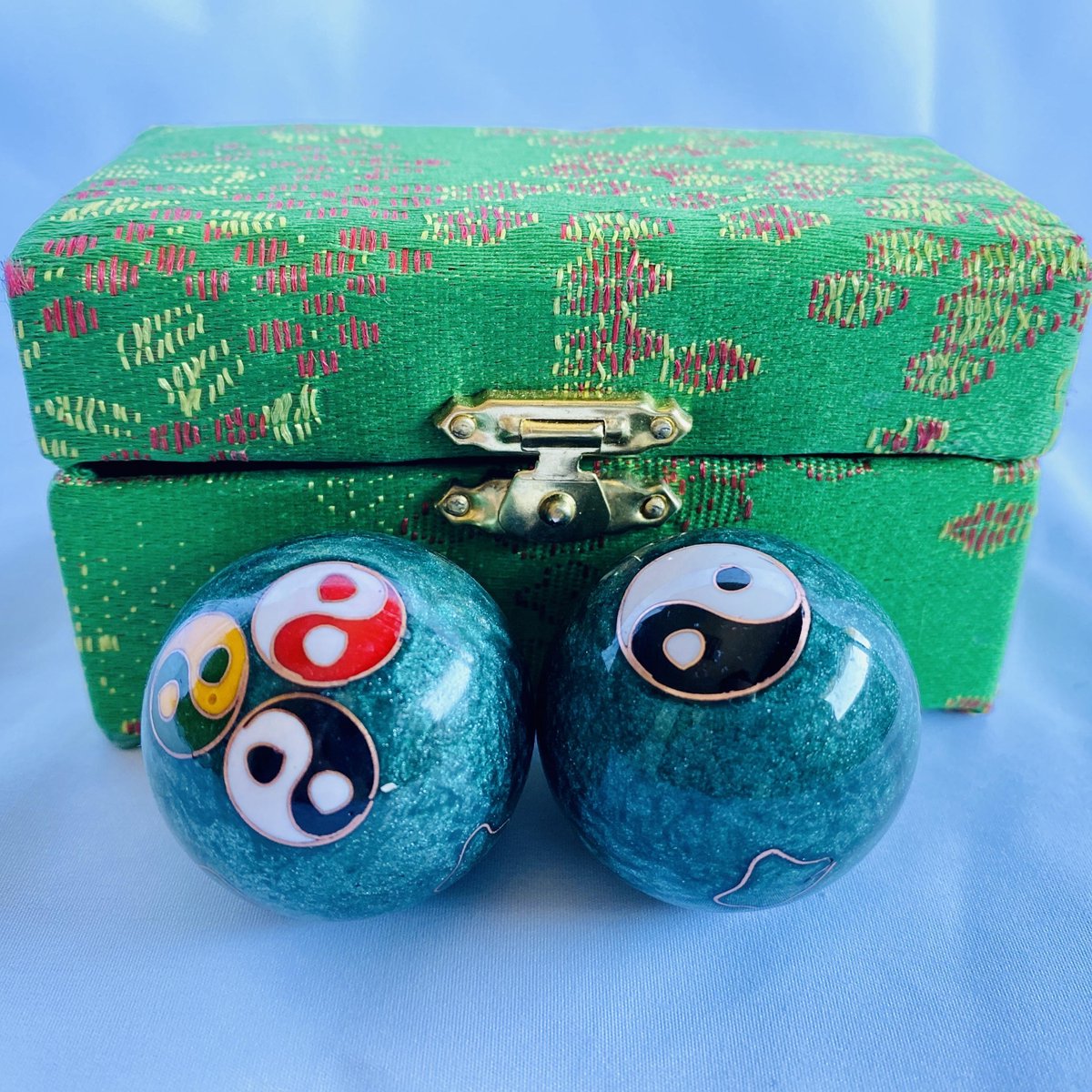 Goedkoopste Meridiaankogels met groene 4 Yin Yang in 1 motief 3.5cm van cloisonne (een techniek van emailleren