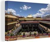 Canvas Schilderij Zicht over de binnenplaats van de Jokhang Tibet China - 120x80 cm - Wanddecoratie