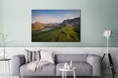 Canvas Schilderij Berghut kijkt uit op meer bij Nationaal park Picos de Europa in Spanje - 120x80 cm - Wanddecoratie