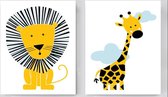 Schilderij  Set 2 Stoere Leeuw Giraffe met Wolkjes - Kinderkamer - Dieren Schilderij - Babykamer / Kinder Schilderij - Babyshower Cadeau - Muurdecoratie - 30x20cm - FramedCity