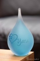 Urn van glas met gewenste naam, afbeelding met pootafdrukken en hart middels zandstraling- Urn Turquoise/Blauw-Small, 50 ml inhoud, 14 cm hoog- Voor kleine deelbestemming van crema
