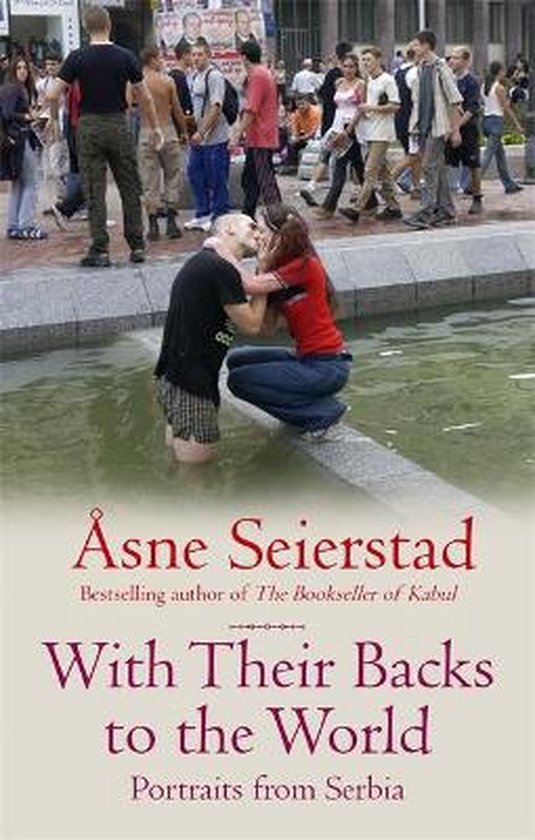 Een man en vrouw kussen in ondiep water, met een menigte mensen op de achtergrond. Titel: With Their Backs to the World.