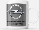 Cadeau mok voor Opelrijder - Onderschat nooit een man in zijn Opel- mok met automerken - logo-beker 330 ml