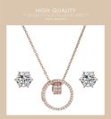 Rosegouden ketting met cirkelvormige hanger bezet met zirkonia en bijpassende oorbellen.