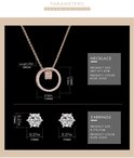 Rosegouden ketting met cirkelvormige hanger bezet met zirkonia en bijpassende oorbellen.
