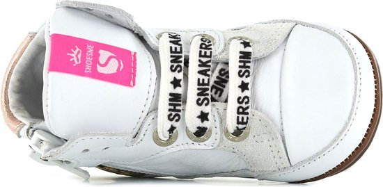 Hoge witte leren babysneakers met panterprintdetails en roze label.