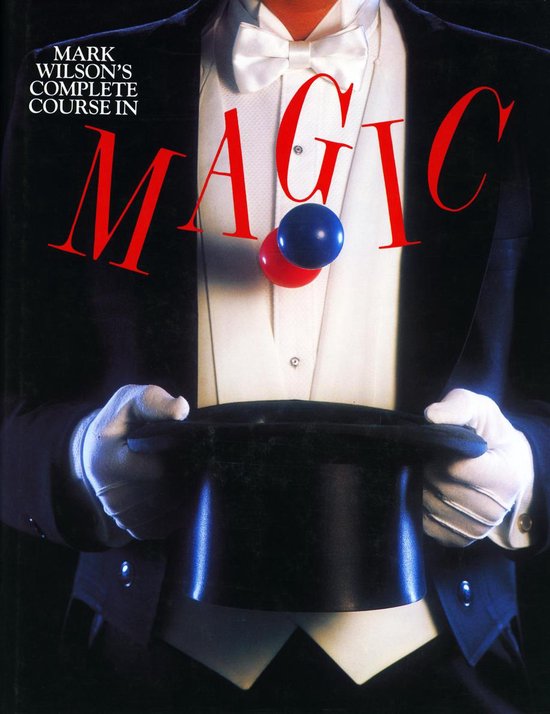 Boekhoes met de tekst 'MARK WILSON'S COMPLETE COURSE IN MAGIC' en een goochelaar in smoking met witte handschoenen die een zwarte hoge hoed vasthoudt met twee ballen die in de lucht zweven.