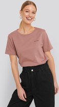 NA-KD Basic Logo Vrouwen T-shirt - Dusty Dark Pink - Maat S