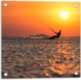 Tuinposter – Surfer in de Zee tijdens Zonsopkomst - 50x50cm Foto op Tuinposter  (wanddecoratie voor buiten en binnen)