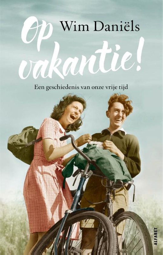 Un couple joyeux à vélo avec des bagages, avec le titre 'Op vakantie!' et 'Une histoire de notre temps libre' par Wim Daniëls.