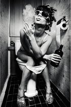 By Kohler Jonge vrouw op toilet rookt een sigaret dibond 80x120x2cm (108430)