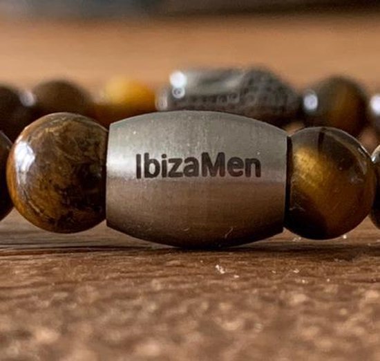 Bruine kralen armband met zilverkleurige tussenstuk met 'IbizaMen' opdruk.