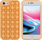 iMoshion Hoesje Geschikt voor iPhone SE (2022) / SE (2020) / 8 / 7 Hoesje Siliconen - iMoshion Pop It Fidget Toy - Pop It hoesje - goud