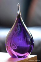 Urn met gravure van een pauw én naam- Urn van glas met naam en symbool gezandstraald-Mini urn-transparant paars-50ml inhoud-14 cm hoog-Deelbestemming urn Mens-Urn Dierbare-Herdenke