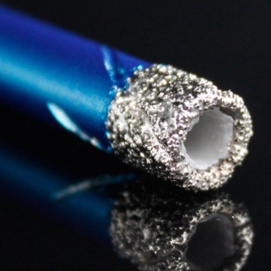 Close-up van de gegalvaniseerde punt van een blauw diamantboortje.