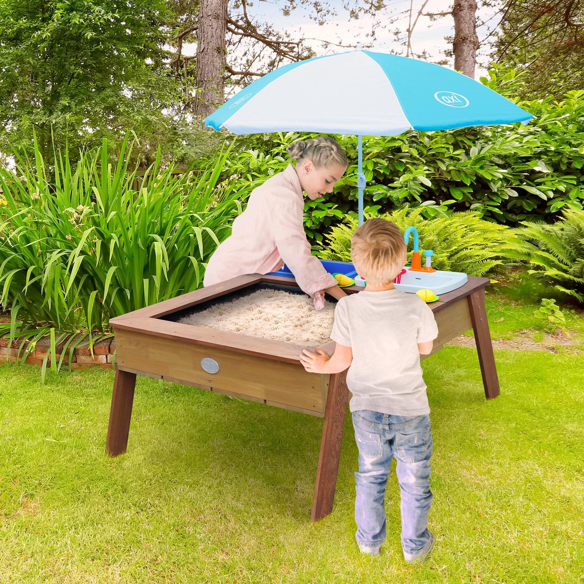 AXI Linda Zand & Water Tafel met Speelkeuken wastafel Bruin - Parasol Blauw/wit — afbeelding 6